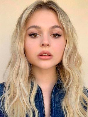 Эмили Элин Линд в роли Каденс Синклер Истман