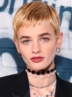 Эстер Макгрегор в роли Миррен Синклер Шеффилд