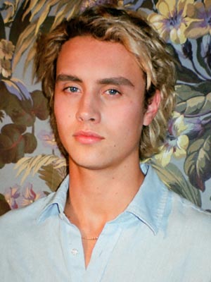 Джозеф Зада в роли Джонни Синклер Деннис